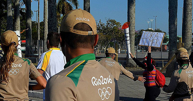Tocha é recebida com "Fora Temer" em Florianópolis (SC)