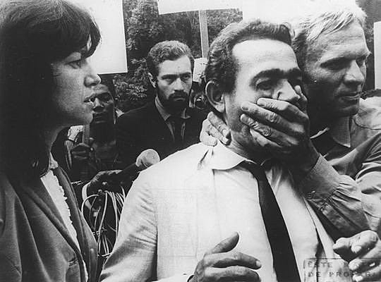 Cena do filme "Terra em Transe" em que Glauber Rocha faz alegoria política sobre o Brasil pós o golpe de Estado que derrubou João Goulart
