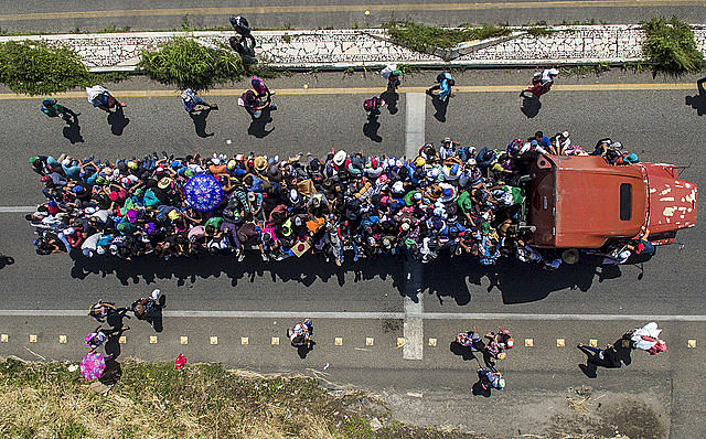 A caravana, formada por famílias com centenas de crianças, teve início em Honduras e chega ao México com 7 mil integrantes