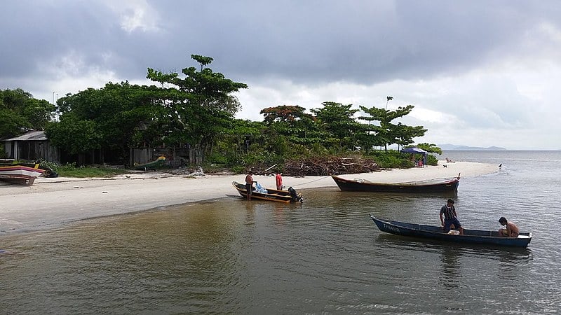 Pescadores e moradores reclamam de falta de condições e esgotamento da pesca