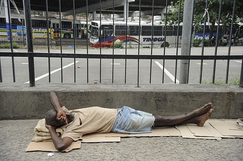 Falta de políticas públicas para população vulnerável e crise econômica aumentaram o número da população de rua no estado