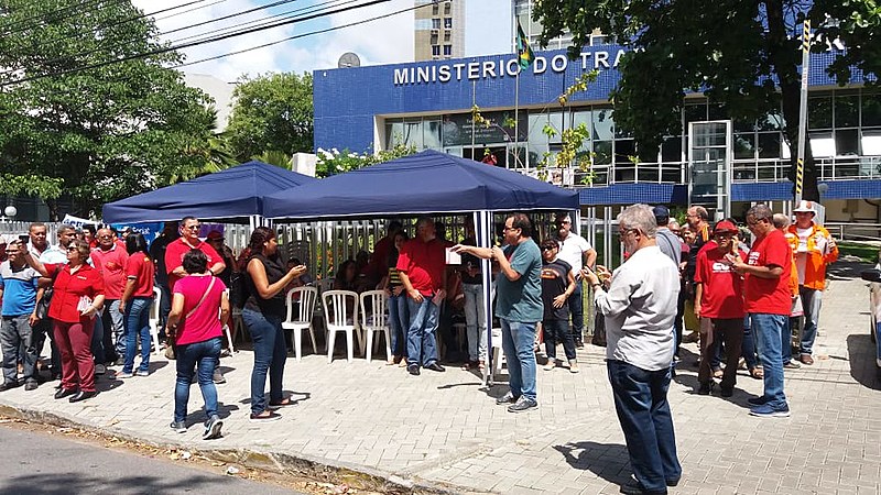 Além de falas públicas, os militantes conversaram com os trabalhadores e fizeram panfletagem