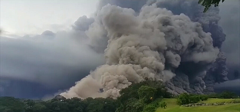 A erupção liberou cinzas que atingiram 10 mil metros de altura e cobriram os municípios de San Pedro Yepocapa e Sangre de Cristo