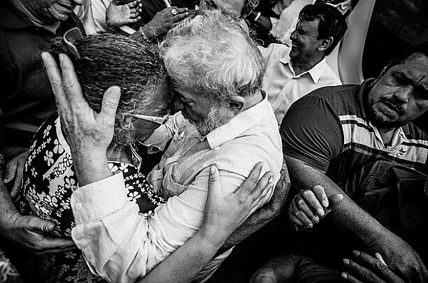Imagens mostram a identificação do ex-mandatário com o povo.
