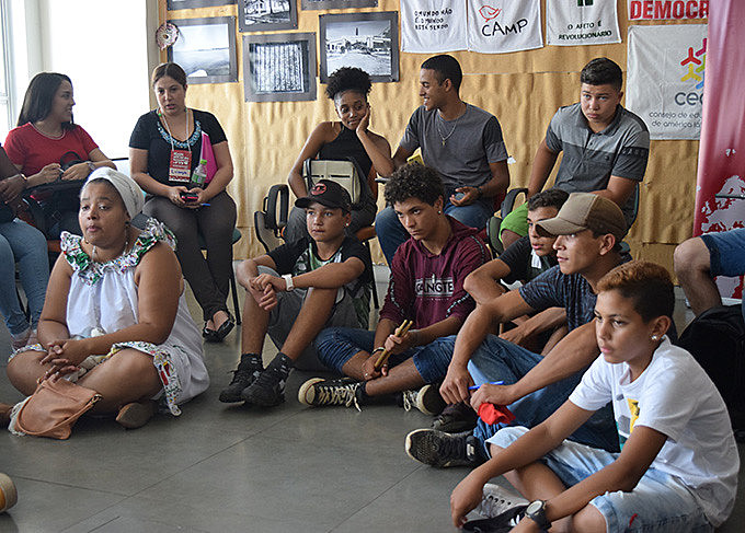 Roda de conversa reuniu jovens, militantes e pesquisadores, na tarde dessa quarta-feira (22)