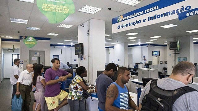 Novo governo aposta em modelo que eleva custos e que fracassou no Chile e na Argentina