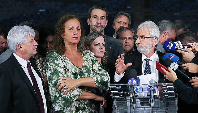 Deputados de oposição durante coletiva de imprensa nesta terça-feira (18), na Câmara