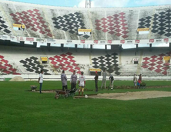 A "reformulação" do clube está sendo feita a passos lentos, quase parando, começando pelo velho problema do gramado