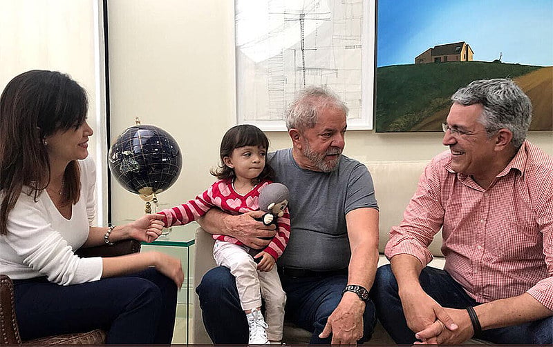 Thássia Alves e Padilha com a filha Melissa e Lula, em dezembro de 2017: " Quando a verdade vence, todos vencemos"