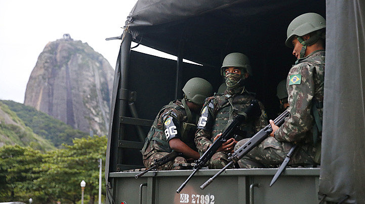 O Comando Militar do Leste declarou que o vídeo em que militares aparecem agredindo um morador foi analisado e considerado autêntico