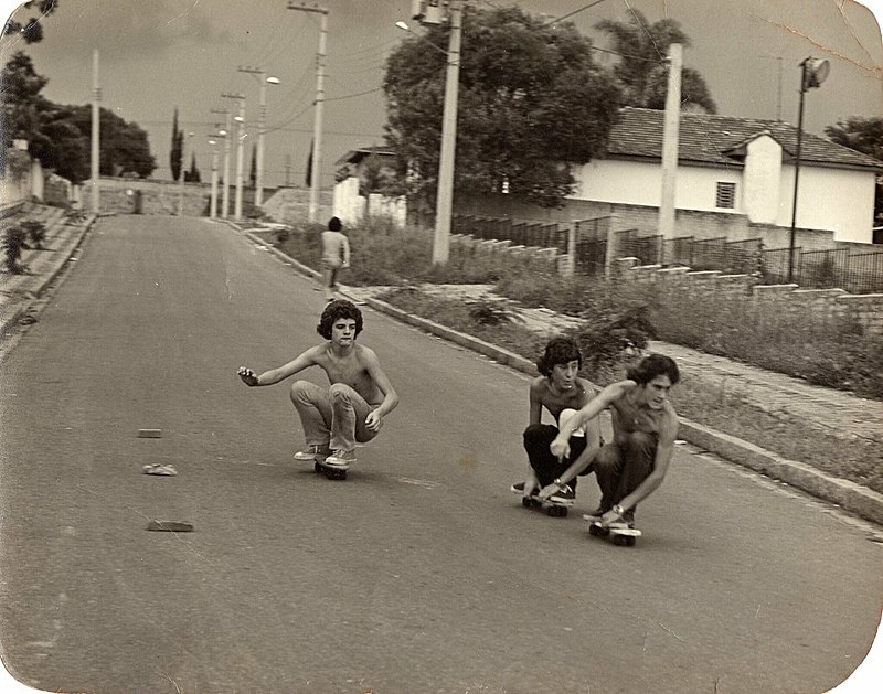 Exposição conta com fotos antigas da prática do skate como essa, na Rua Mormons em 1977.