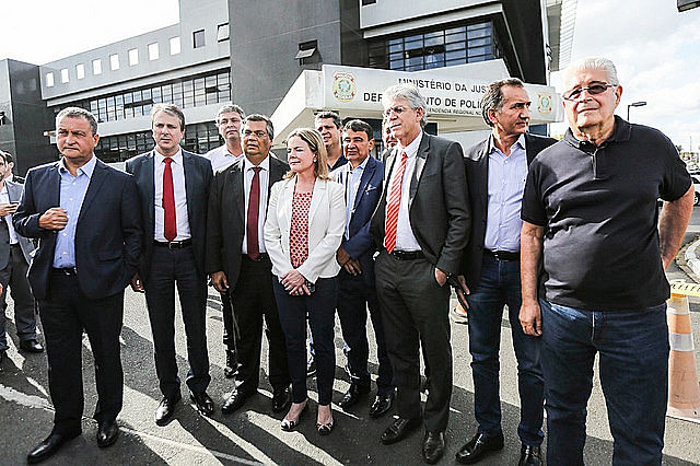 Políticos no pudieron ver a Lula, pero hablaron con los acampados sobre la situación del ex presidente