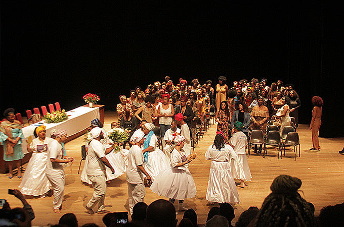 Formatura iniciou com saudação das ialorixás