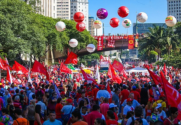 Manifestantes se reúnem no Vale do Anhangabaú em ato em favor do governo Dilma Roussef