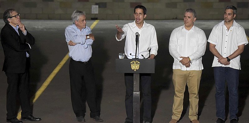 Juan Guaidó (ao centro) e o presidente da Colômbia, Iván Duque (à sua direita), usam do ataque a Maduro para aumentar popularidade