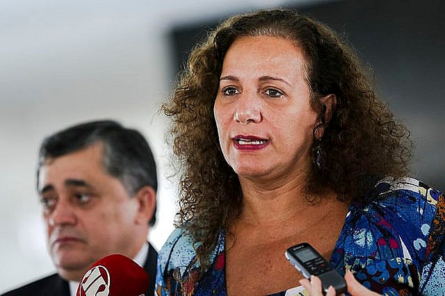 Jandira Feghali: “Over one million families in Brazil are once again cooking with firewood and alcohol. It’s a life hazard.”