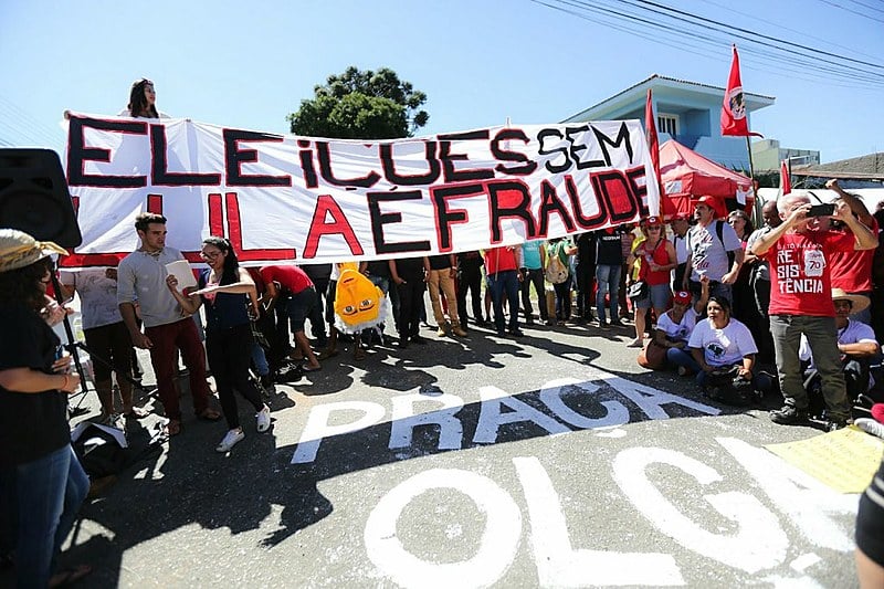 Cerca de duas mil pessoas estão acampadas a uma quadra da Superintendência da Polícia Federal, onde Lula está preso desde o dia 7