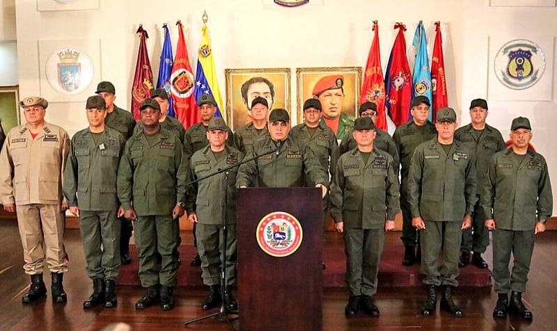 Documento foi lido pelo ministro da Defesa venezuelano, Vladmir Padrino López (centro), e reconhece Maduro como único comandante-em-chefe