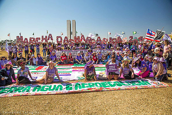 100 mil mulheres de todos os cantos do Brasil marcharam em Brasília denunciando a destruição dos direitos do povo