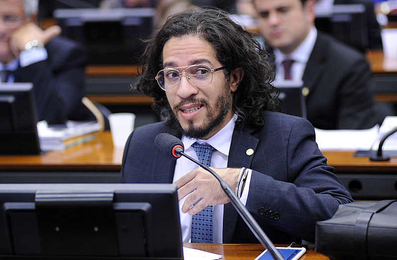 De acordo com o deputado federal, “uma escola para a democracia não é uma escola 'sem partido' mas com muitos partidos"