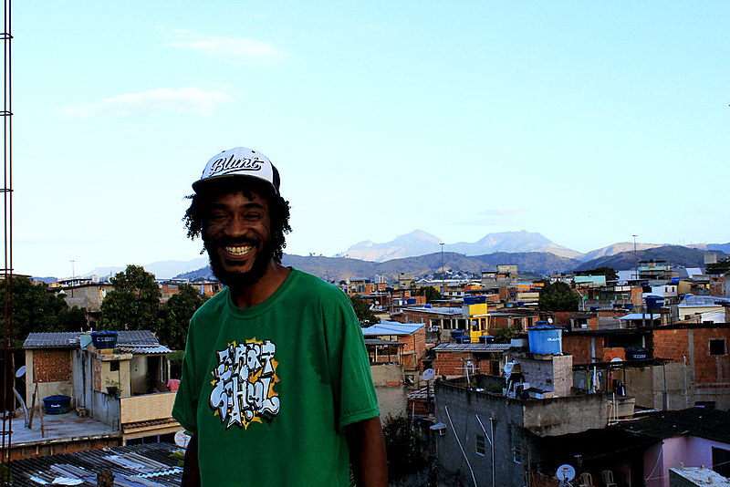 "Tenho talento nos becos, diplomacia no asfalto, se quiser vir no meu mundo, não pise em vidro descalço". Trecho da Música DOM, de MC Guelo