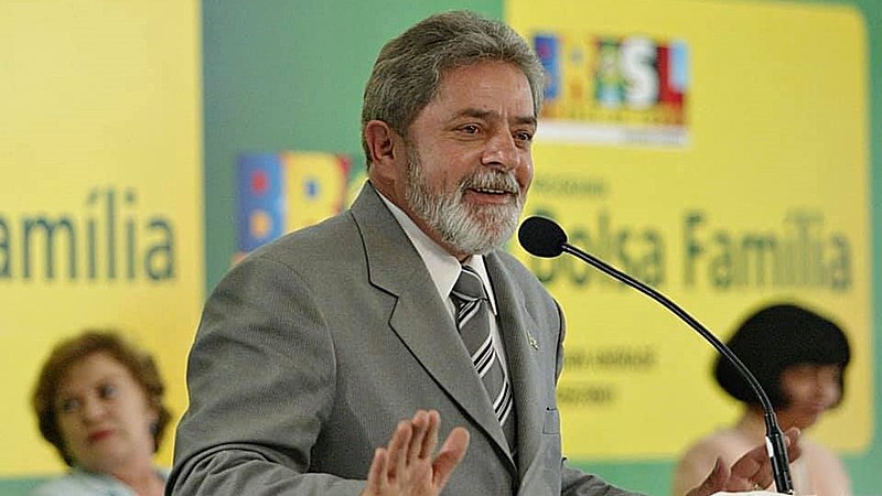 Lula durante cerimônia de lançamento do programa Bolsa Família em 2003