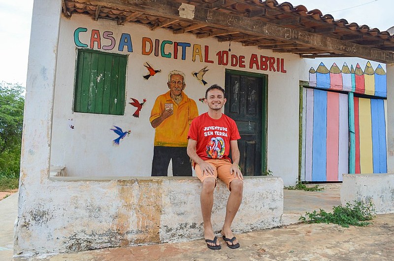 Nascido e criado no Assentamento José Antônio, 26, consegue equilibrar o trabalho na cidade e suas raízes no campo