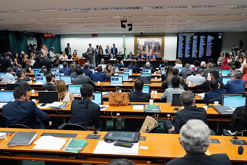 Deputados da CCJ se utilizaram de manobras para postergar ou tentar acelerar a votação do item na pauta
