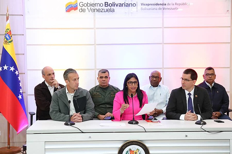 Vice-presidenta da Venezuela e ministros em coletiva de imprensa.