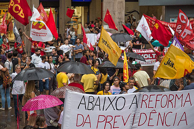 Categorias realizam atividades durante o dia na capital gaúcha; às 18h acontece ato unificado, na Esquina Democrática