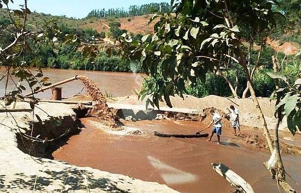 Areeiros sem nenhuma proteção retiram areia do Rio Doce