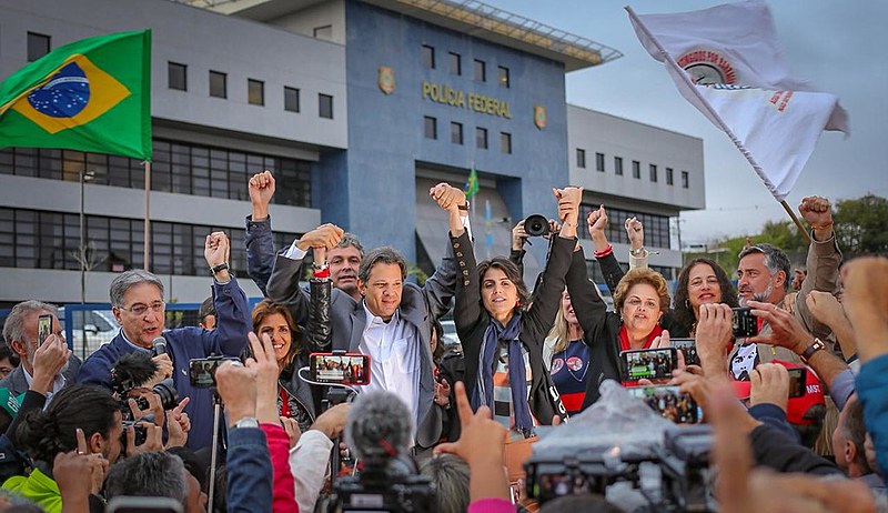 Ato em frente a sede da Polícia Federal em Curitiba para anunciar a substituição da candidatura de Lula pela de Fernando Haddad