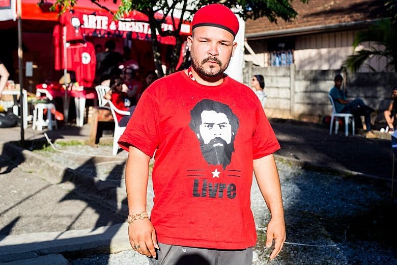 Mikhail Coser, militante do Movimento Organizando Vidas com Ação Social e Soberania Econômica (Movasse), na Vigília Lula Livre
