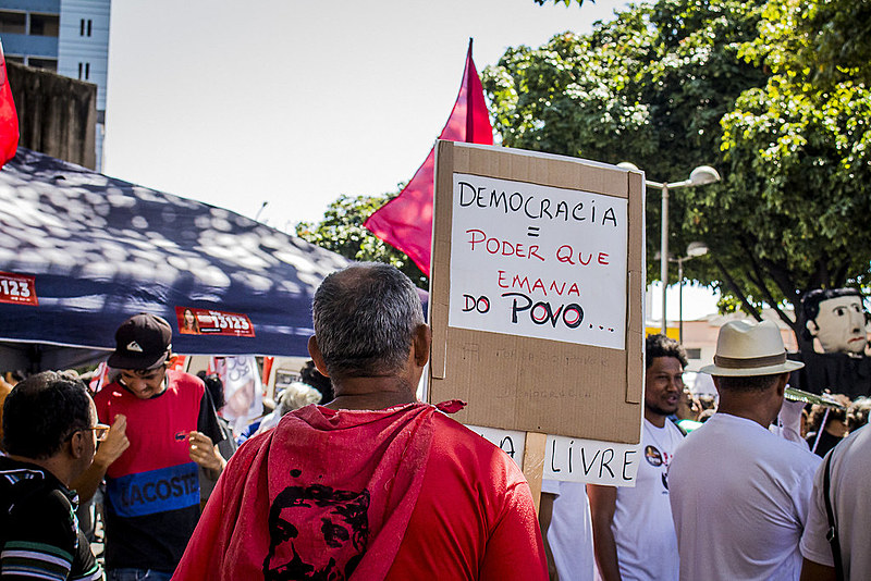 Organização popular e ocupação das ruas reforçam a democracia