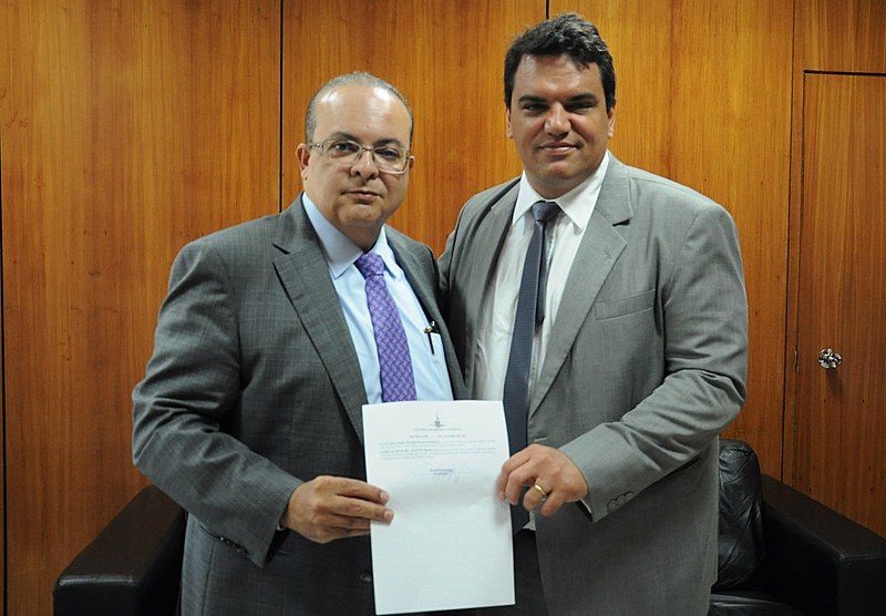 Governador do DF, Ibaneis Rocha (MDB), à esquerda, durante posse do coordenador de Assuntos Religiosos do DF, Kildare Araújo Meira