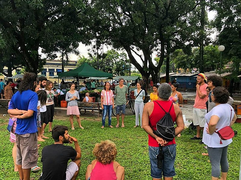 Além da roda de diálogo, a atividade conta com uma feira agroecológica