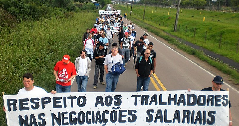 Manifestação realizada na via de acesso à Fafan-PR, contra as práticas antissindicais