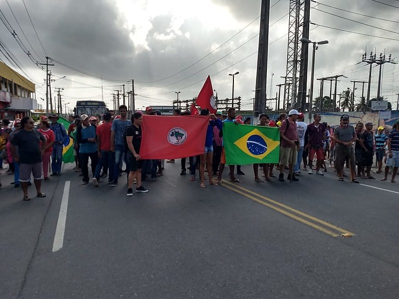 Manifestantes fecham a rodovia RN-160 para pressionar Prefeitura