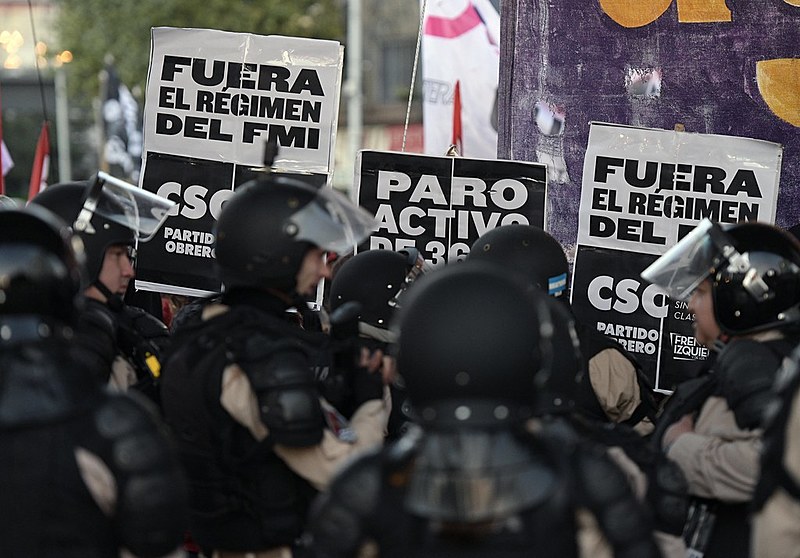 Paralisação acontece em protesto contra política econômica de Macri, que resultou em uma alta generalizada da inflação e no pedido de