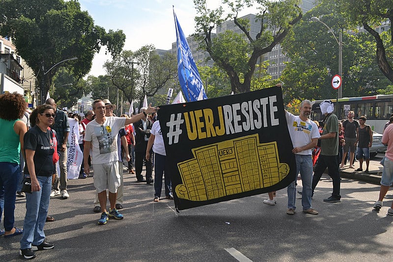 Foram mais de 3 mil pessoas reunidas no protesto, que ainda teve apoio das pessoas que passavam pela rua e dos trabalhadores do entorno