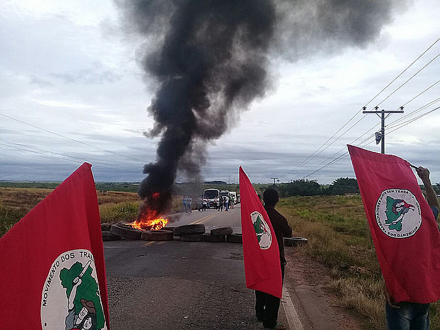 Demonstrators block highway road in Natal to protest Lula's arrest