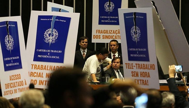 As empresas exigem que funcionários com salários maiores virem pessoa jurídica para pagar menos encargos