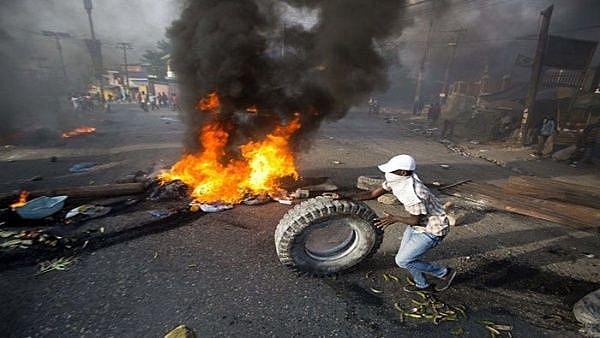 Porto Príncipe, capital do Haiti, vivenciou uma série de protestos devido ao aumento no preço dos combustíveis exigido pelo FMI