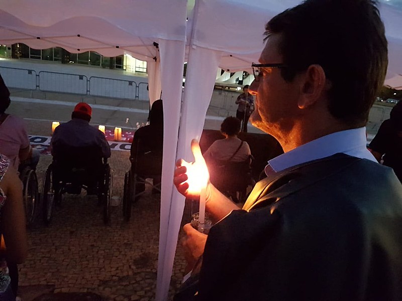Gilmar Mauro participa da vigília em apoio aos grevistas