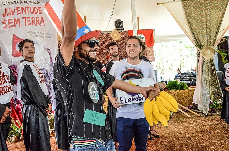 Brigada de Agitação e Propaganda Carlos Marighella, encena o leilão das riquezas nacionais para o "Tio Sam". TÁ TUDO À PREÇO DE BANANA