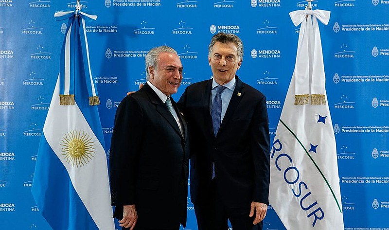Esta sexta (26) acontece uma reunião do presidente argentino, Maurício Macri (à esquerda), com o presidente da França para definir o acordo