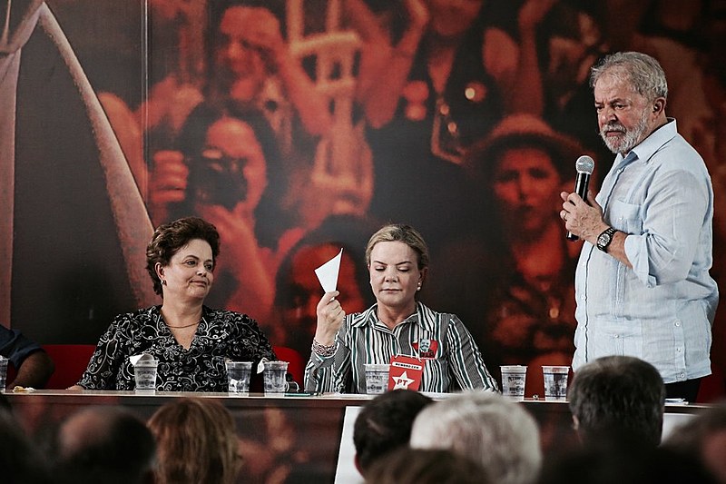Lula afirmou que sua candidatura não depende apenas dele, mas que só fará sentido se colocar "o povo brasileiro em movimento".