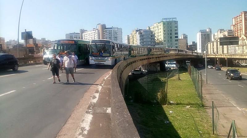 Protesto trancou corredores de ônibus nas principais vias da cidade