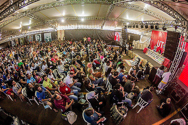 Público acompanha debate na tenda dos pensadores durante o último Festival da Utopia em 2016