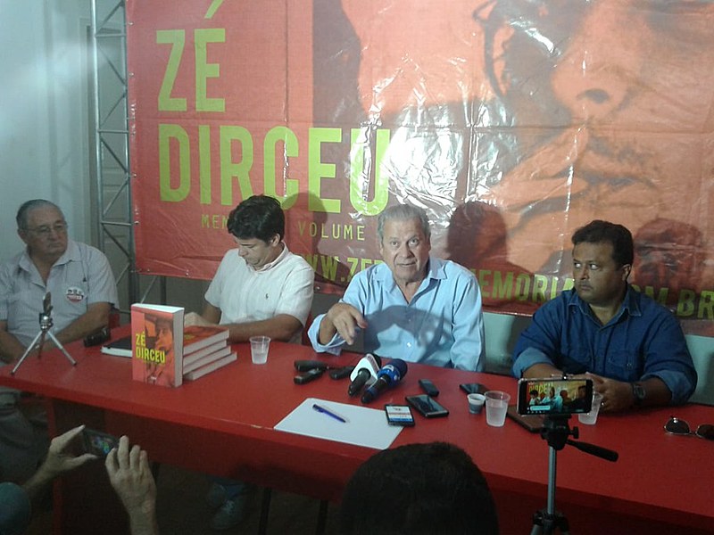 Coletiva aconteceu na sede do PT, em João Pessoa. O livro traz memórias de militância de Dirceu.